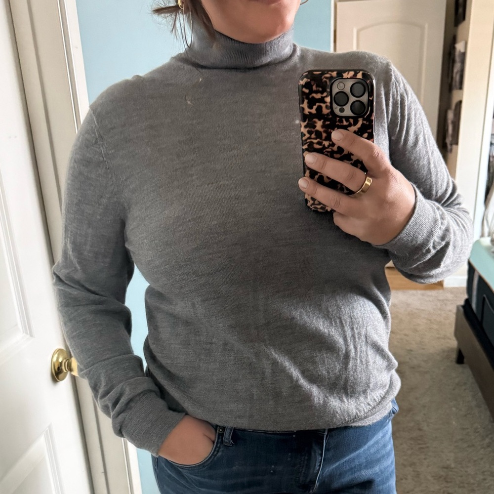 Classic Banana Republic Merino Wool Sweater in Heather Grey